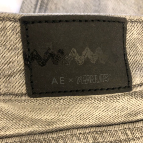 NWOT American Eagle x Peanuts Snoopy Mom Jeans - Picture 6 of 7